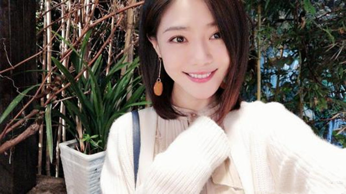 邓家佳照片