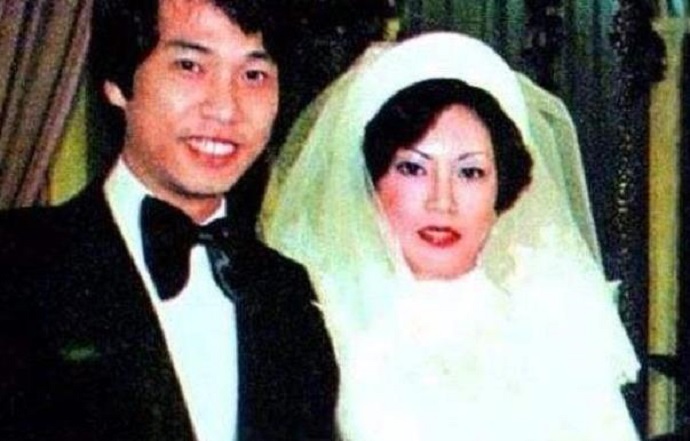 吴孟达同妻子的结婚照