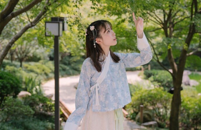 半藏森林和刘阳以及阿沁不过是在炒作热度