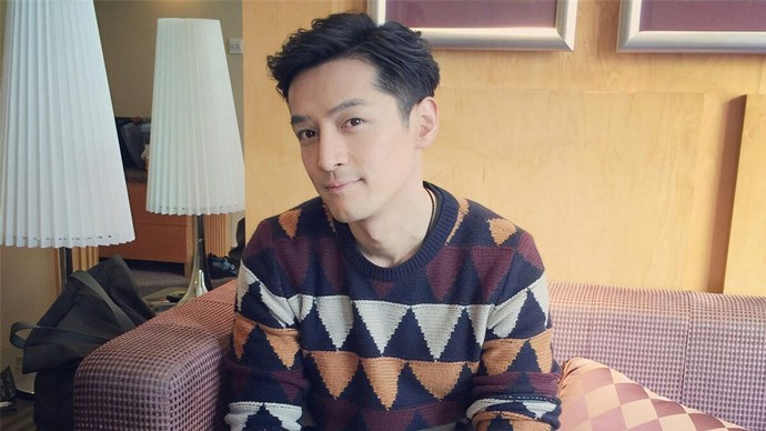 胡歌和朋友打赌输了剪寸头