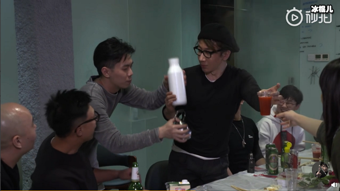 刘谦变魔术时，有人想用壶换掉白色花瓶