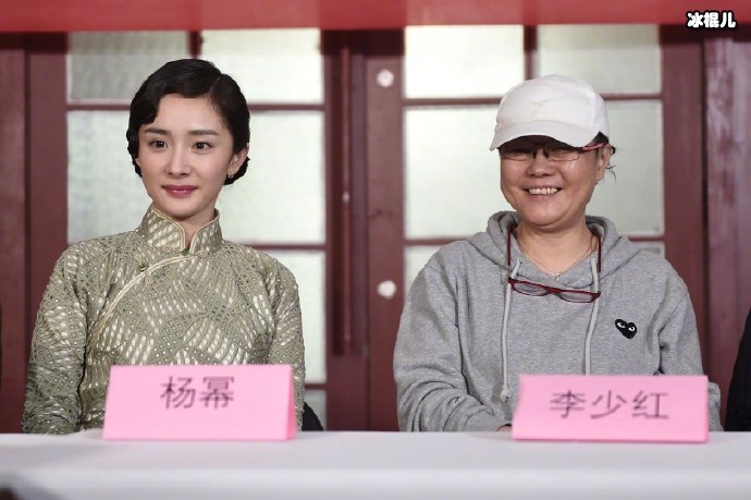 媒体探班日，杨幂和导演李少红坐在一起，回答媒体提问。