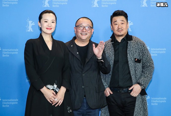 《地久天长》两位主演王景春和咏梅与导演王小帅在柏林电影节上合影