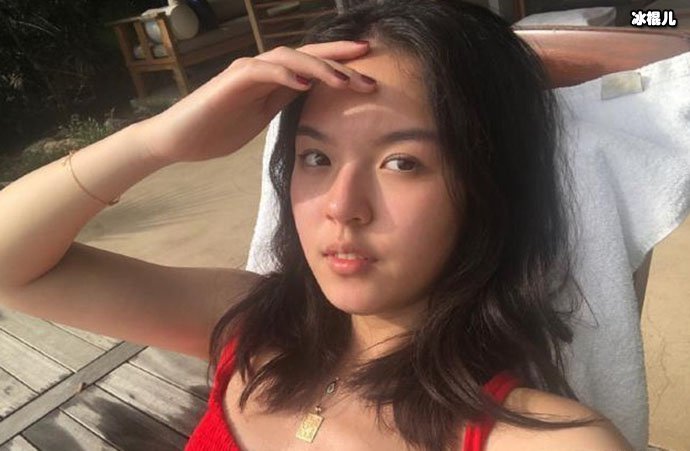 李咏女儿泳装非常俏皮可爱，一家子外出旅游很是愉快！