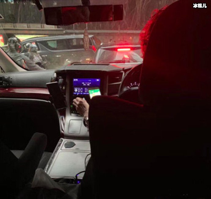 张柏芝妈妈开网约车