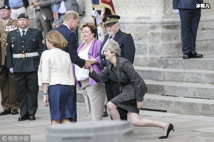 英国首相向威廉王子行屈膝礼