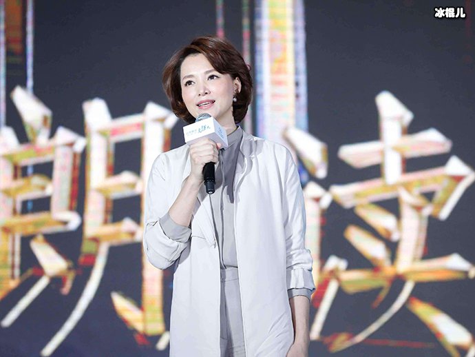 董卿照片