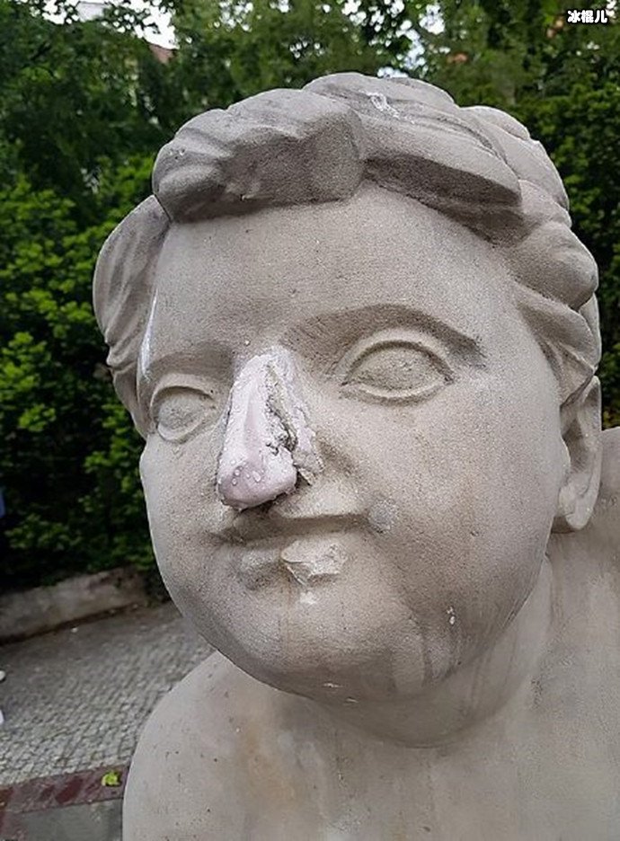 女模特敲掉200年雕像鼻子