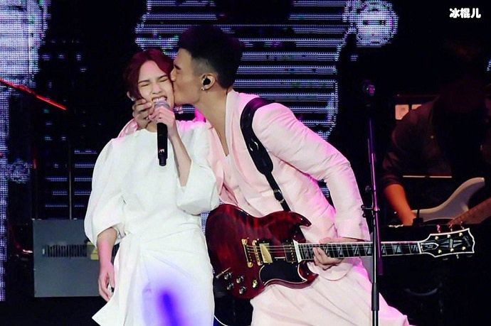 李荣浩在台北演唱会上吻杨丞琳