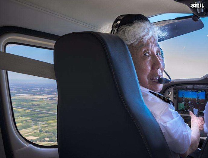 硬核奶奶开飞机