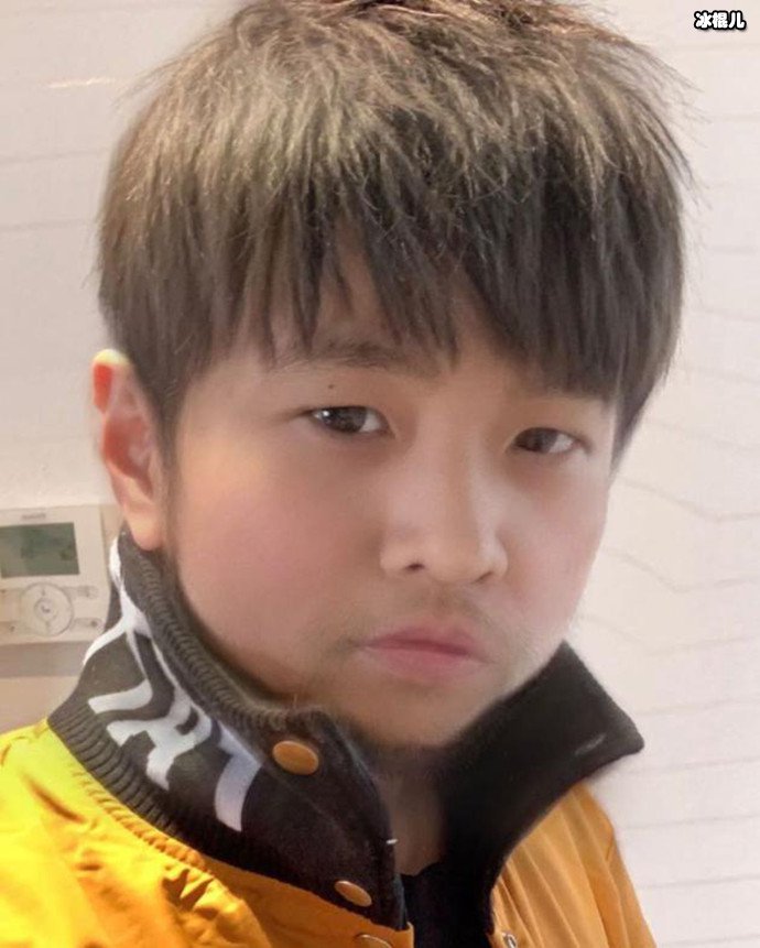 周杰伦曝童颜照