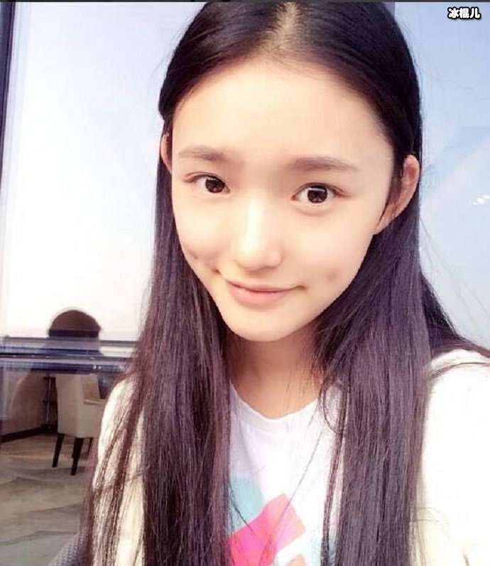 林允近照