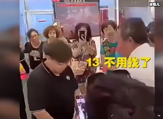 13元钱买个车这件事你能信吗？一大爷拿着13元去购买车！