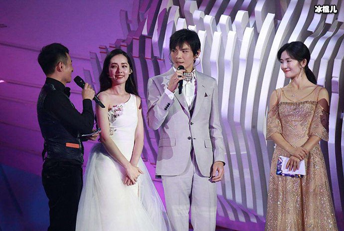 郭碧婷向佐坐千秋出场像预排婚礼