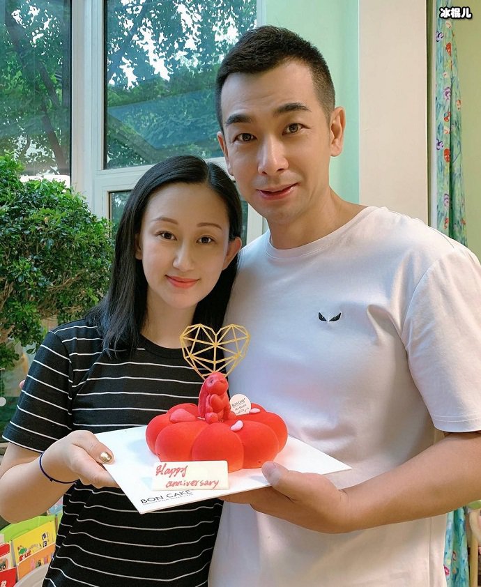 赵文卓与妻子张丹霞结婚13周年 妻子大度表示理解与梅姑感情