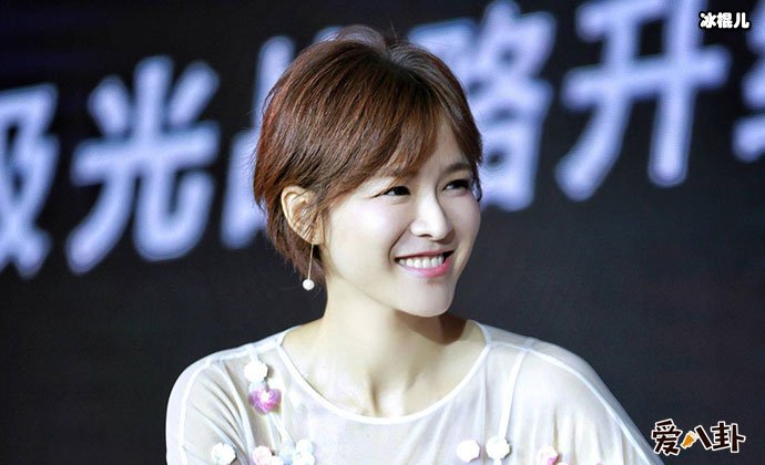 主持人李艾