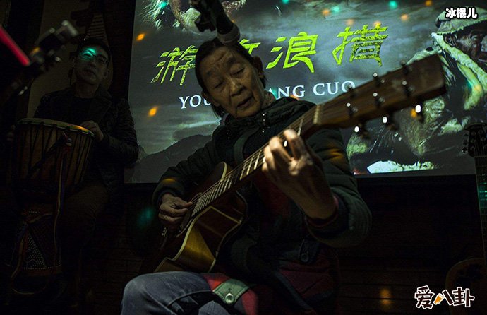 酒吧驻唱歌手居然七十多岁， 七十老太实力居然一点不输年轻人  第1张