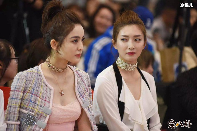 娜扎与江疏影合影