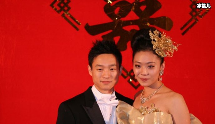 杨威妻子发文晒全家福，女儿轻松一字马不愧是冠军的女儿