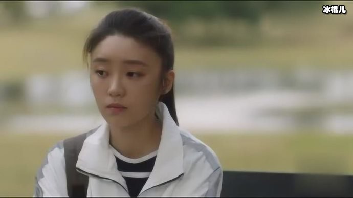 “林有有”公开场合与男子搂搂抱抱，竟毫不避讳网友表示看错她了