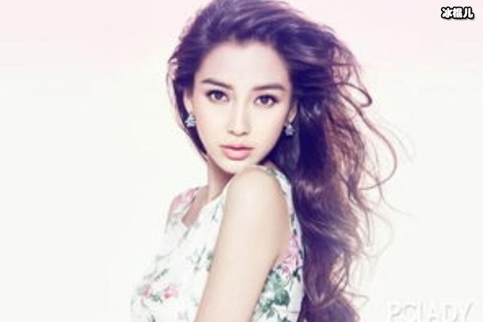 anglebaby现身机场，卷发很性感看到腰身后：确定是生过孩子的身材吗