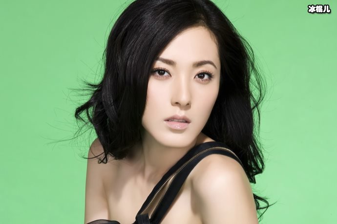 曾黎是一个有颜值又有演技的演员，多才多艺为何不嫁？