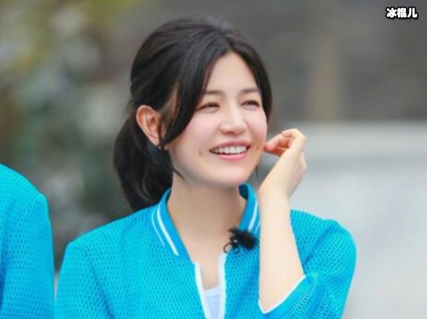陈妍希与儿子一起做亲子瑜伽
