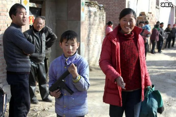 大衣哥捐款二十万，给儿子做榜样叮嘱儿子别点外卖