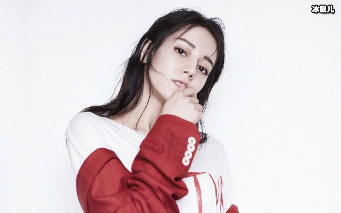迪丽热巴拍写真，少女感十足还做出劈叉的动作