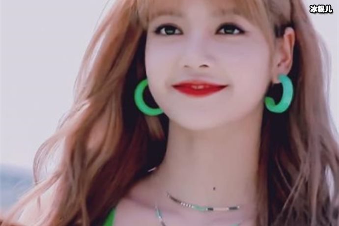 每次都是浓妆现身的Lisa，素颜状态被称为人间芭比