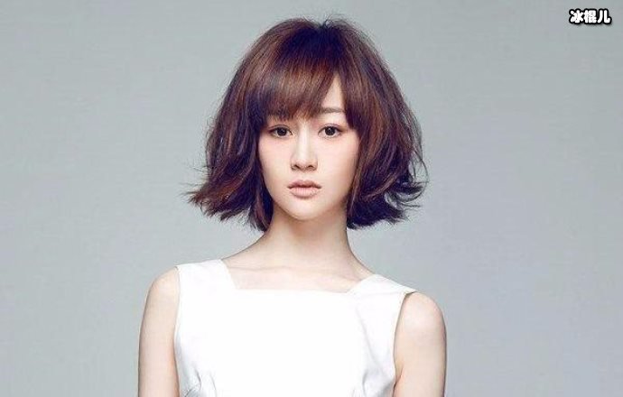 张檬小五齐现身，机场十指相扣懒理外界争议戒指意外抢镜
