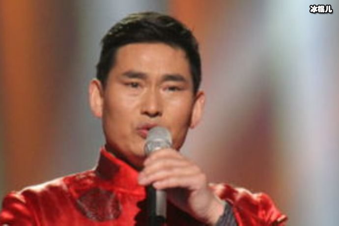 朱之文家门口粉丝聚集，男子醉酒将房门踹开朱之文一脸苦笑
