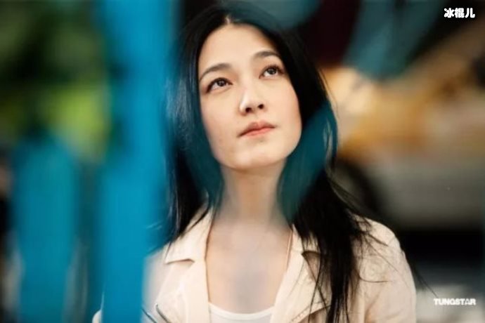 超女转行卖货主播！衣柜全是限量版