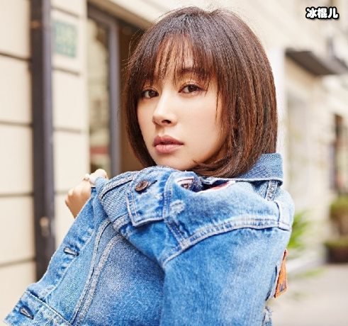 王子文蓄起长发魅力四射，出演职业女性努力做漫画事业