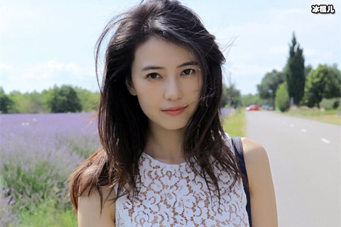 高圆圆一家出行，满脸幸福洋溢