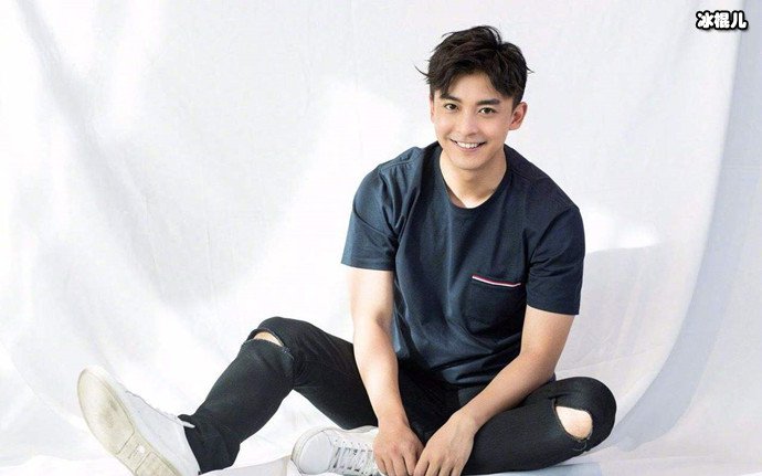 李佳航遇路人奇怪要求舔花坛