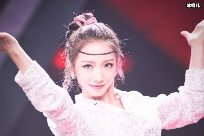 孟美岐直播间模仿李佳琦，被称之为“孟魔鬼”