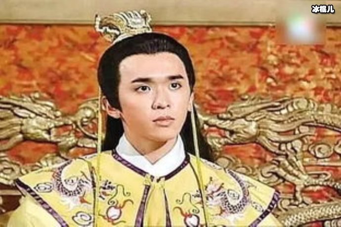 现实版“韦小宝”邓兆尊和三个女友逛街，网友直言：三观崩塌！