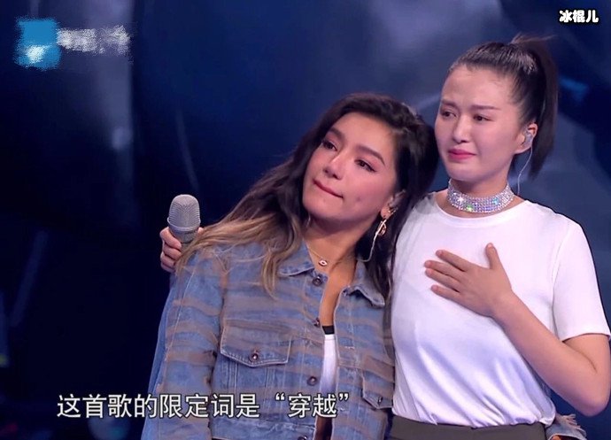 同届超女出身，当年的季军已是导师，冠军的她却仍是选手