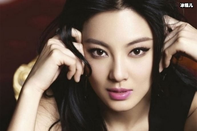 性感尤物张雨绮与“人间香奈儿”jennie撞衫，但身材气质完胜jennie！