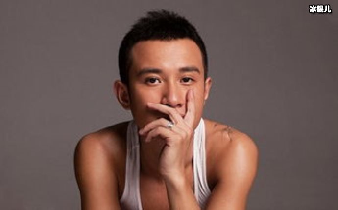 文章化身超级奶爸独自带两个女儿练舞，亲自为女儿穿衣