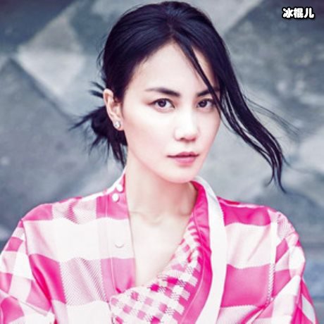 王菲和那英聚会两人素颜同框，那英展现小女人的一面
