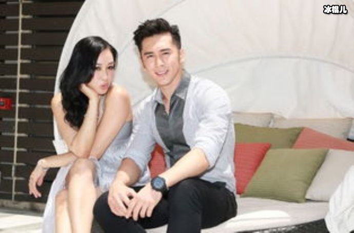 继父张伦硕携手3个女儿为钟丽缇打call，站位证明家庭地位