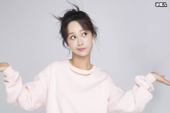 杨紫的“贝雷帽”火了，一件简单的棕色皮衣马甲就穿出了女王范
