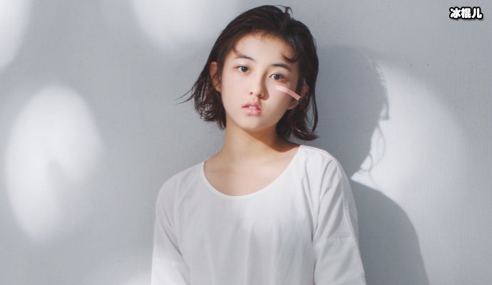 张子枫化身美人鱼，搭配黑裙十分高级