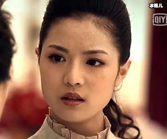 钟楚曦西装加性感吊带十分纯欲，这穿搭简直是教科书模板