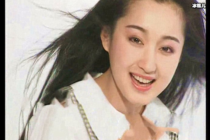 杨钰莹文艺范儿尽显，阅读书籍心态年轻