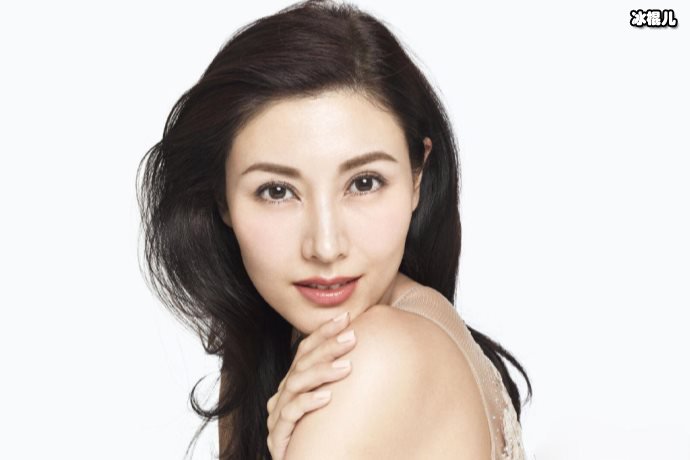 李嘉欣全家福，看出房子和宫殿一样