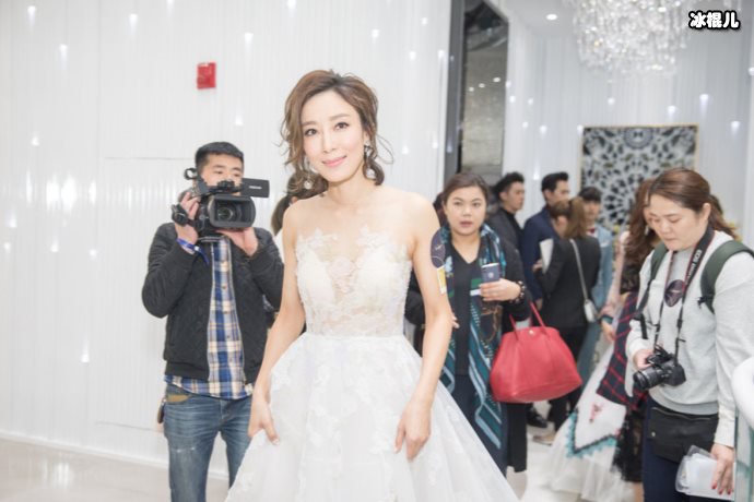 杨怡表示母女平安，晒小珍珠照片