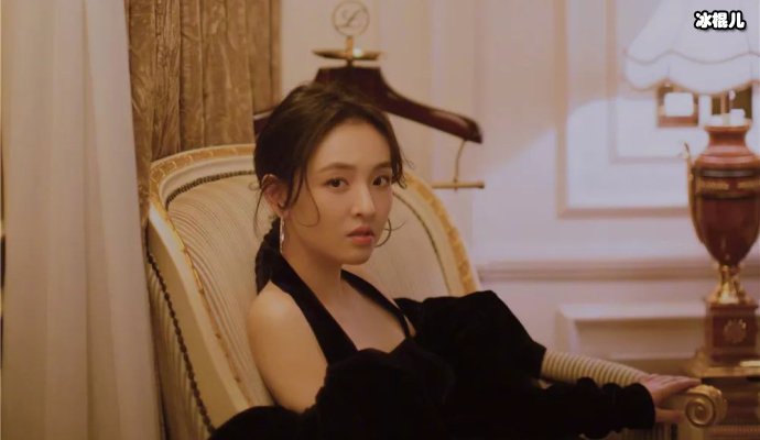 吴倩直播无名指戴戒指，被网友猜测是不是好事将近